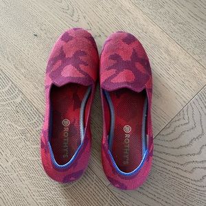 Rothys kid red camo size 4